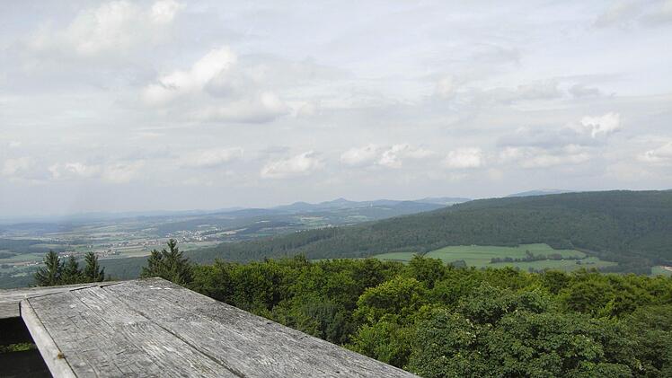 Ausblick vom Turm auf der Mottener Haube zum Hessischen Kegelspiel.  Foto: Joachim Rübel