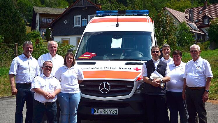 Sie sind alle stolz auf das neue Katastrophenfahrzeug der  BRK Bereitschaft Steinwiesen. Von links Bürgermeister Gerhard Wunder,  stellv. Kreisbereitschaftsleiter Michael Neubauer,  Kreisbereitschaftsleiter Martin Schmidt, Pfarrer Richard Reis,  Kreisgeschäftsführer Roland Beierwaltes, Susanne Deuerling und Gerhard Güntzel.