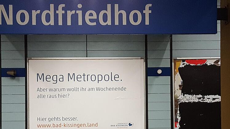 Nicht nur am Wochenende raus aus der Mega Metropole - mit solchen Plakaten trat der Landkreis Bad Kissingen in München und Frankfurt in Erscheinung. Foto: Hubert Zöller