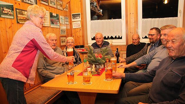 Am Blaicher Stammtisch im BSC-Sportheim lassen sie sich's gut gehen (von rechts): Dieter Rath, Claus Jacob, Achim Zeitler, Adolf Albrecht, Bernhard Hoffmann, Liesel Degel, Hans Hartmann und Stammtischwirtin Erika Schmidt.  Foto: Stephan Tiroch