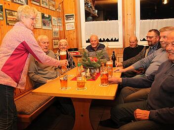 Am Blaicher Stammtisch im BSC-Sportheim lassen sie sich's gut gehen (von rechts): Dieter Rath, Claus Jacob, Achim Zeitler, Adolf Albrecht, Bernhard Hoffmann, Liesel Degel, Hans Hartmann und Stammtischwirtin Erika Schmidt.  Foto: Stephan Tiroch