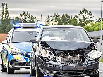Die Polizei sicherte die Unfallstelle auf der Zeiler Stra&szlig;e. Dort war ein VW Polo (im Bild) auf einen Seat Ibiza aufgefahren.  Foto: Ren&eacute; Ruprecht