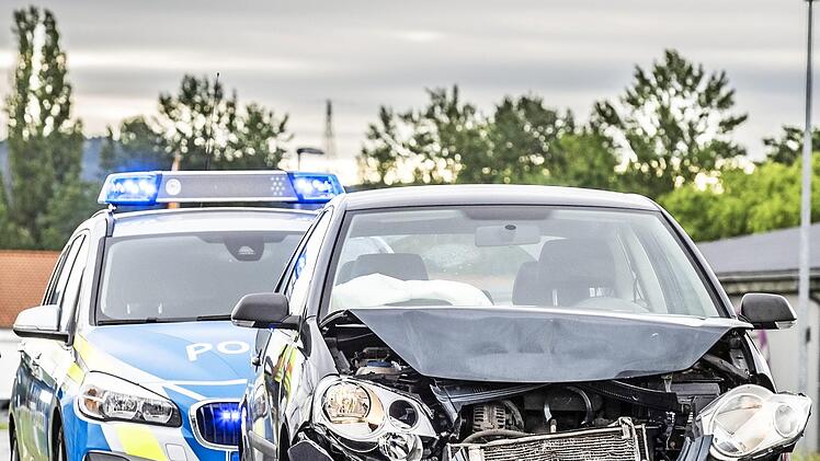Die Polizei sicherte die Unfallstelle auf der Zeiler Stra&szlig;e. Dort war ein VW Polo (im Bild) auf einen Seat Ibiza aufgefahren.  Foto: Ren&eacute; Ruprecht
