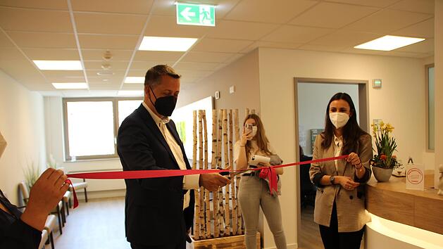 Dr. med. Klaus Hermann, &auml;rztlicher Direktor der Klinik Saale, er&ouml;ffnet den neuen Pflegest&uuml;tzpunkt. Foto: Milena Meder