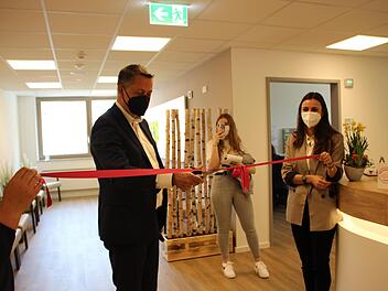 Dr. med. Klaus Hermann, ärztlicher Direktor der Klinik Saale, eröffnet den neuen Pflegestützpunkt. Foto: Milena Meder
