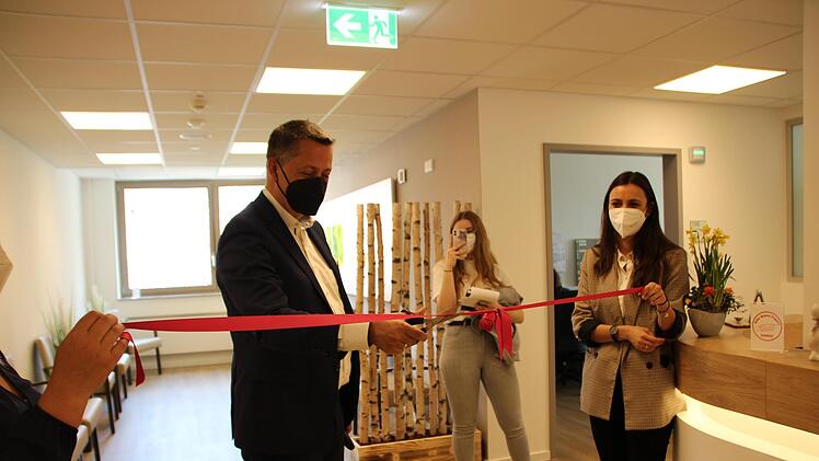 Dr. med. Klaus Hermann, ärztlicher Direktor der Klinik Saale, eröffnet den neuen Pflegestützpunkt. Foto: Milena Meder