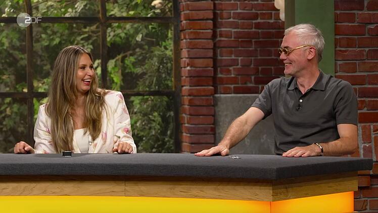 Sven Vechtel sicherte sich die Brille - nicht nur Sarah Schreiber fand, sie stehe ihm pr&auml;chtig.