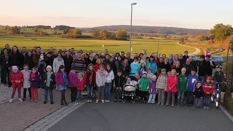Durch den  Talgrund (im Hintergrund) würde durch die Querung der Bundesstraße in Richtung Laimbach verlaufen.