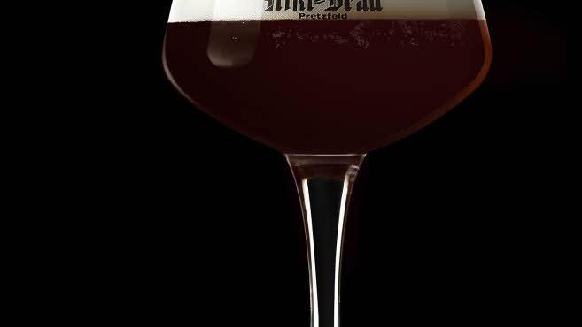 Zum Trinken einen Kelch, der an ein Rotweinglas erinnert.