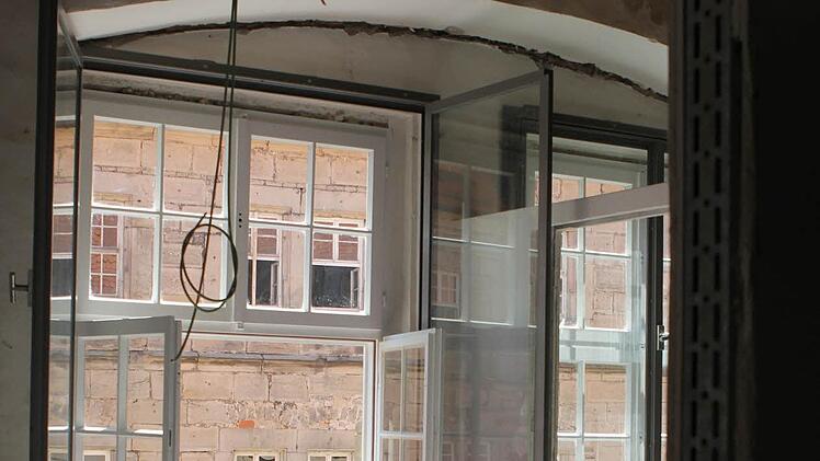 Denkmal- und Umweltschutz. Außen bleiben die Originalfenster erhalten und innen wurden modern e installiert.