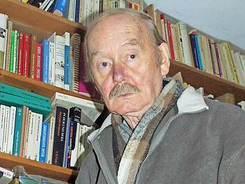Karlheinz Deschner vor etwa zehn Jahren in seiner Bibliothek Foto: Jochen Bopp/Archiv
