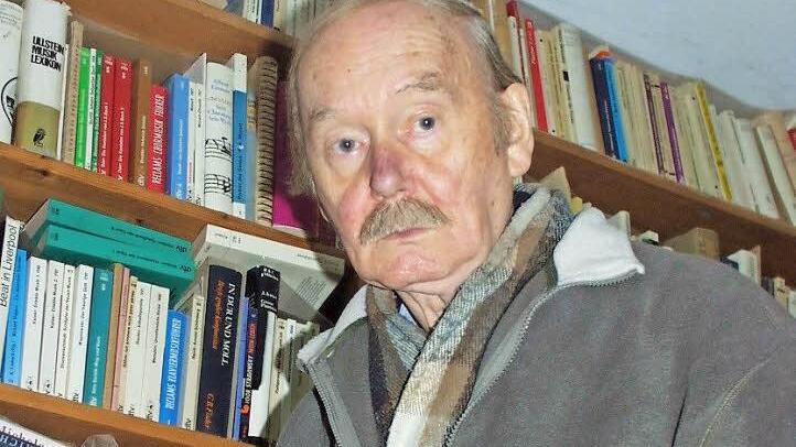 Karlheinz Deschner vor etwa zehn Jahren in seiner Bibliothek Foto: Jochen Bopp/Archiv