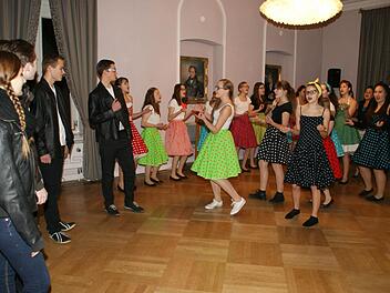 Gesang, Mundart, historische Bilder und Kabarett bietet der Bunte Abend von Stadt und OGV, der am Samstag, 27. März, in der Eltmanner Stadthalle stattfindet. Sicher ein Höhepunkt in vielerlei Hinsicht wird der Jugenchor Cantarella" mit seinem "Grease"-Medley sein. Foto: Archiv