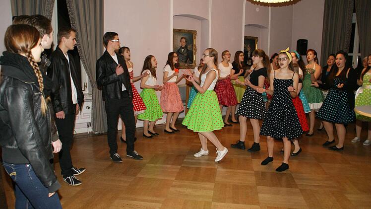 Gesang, Mundart, historische Bilder und Kabarett bietet der Bunte Abend von Stadt und OGV, der am Samstag, 27. März, in der Eltmanner Stadthalle stattfindet. Sicher ein Höhepunkt in vielerlei Hinsicht wird der Jugenchor Cantarella" mit seinem "Grease"-Medley sein. Foto: Archiv