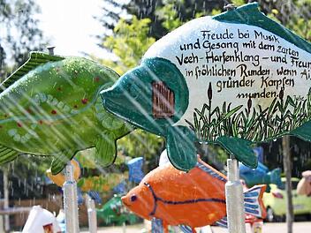 Mit Karpfen wie diesem Prachtstück macht Uehlfeld auf seinen Karpfenrundweg aufmerksam. Fotos: Sonja Werner