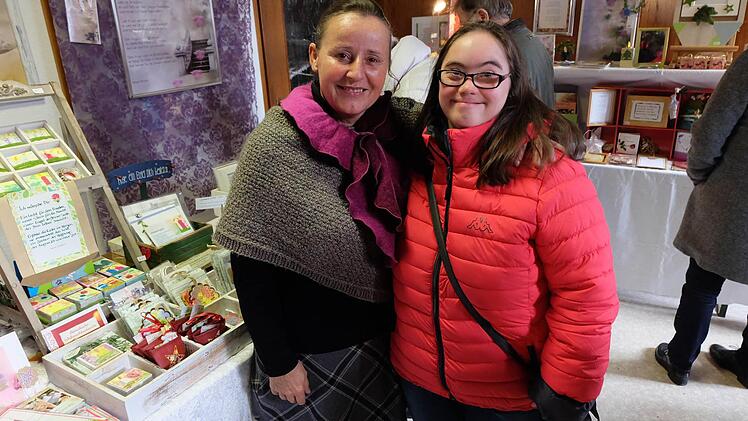 Autorin Margot Schuberth (links) traf ihren gro&szlig;en Fan Ronja Kaufmann. Foto: Philipp Bauernschubert