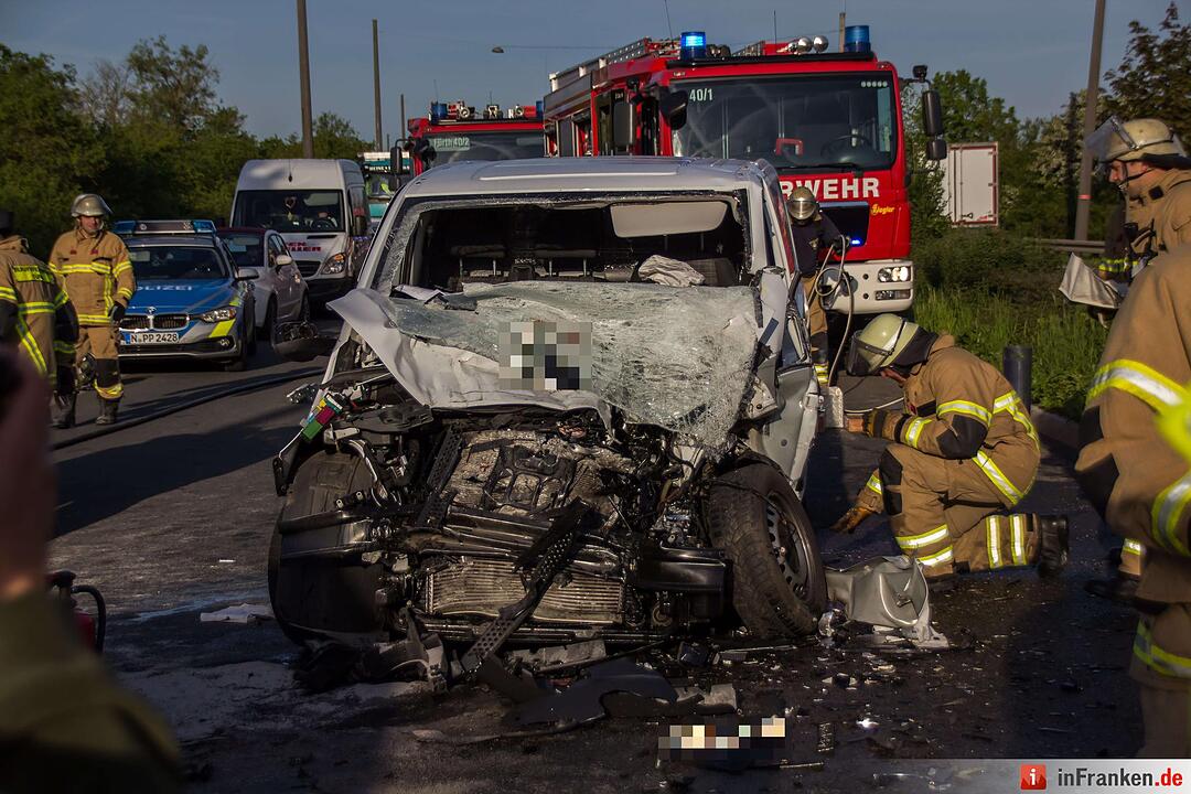 Schwerer Unfall in Fürth: Kleintransporter kracht in Kehrfahrzeug