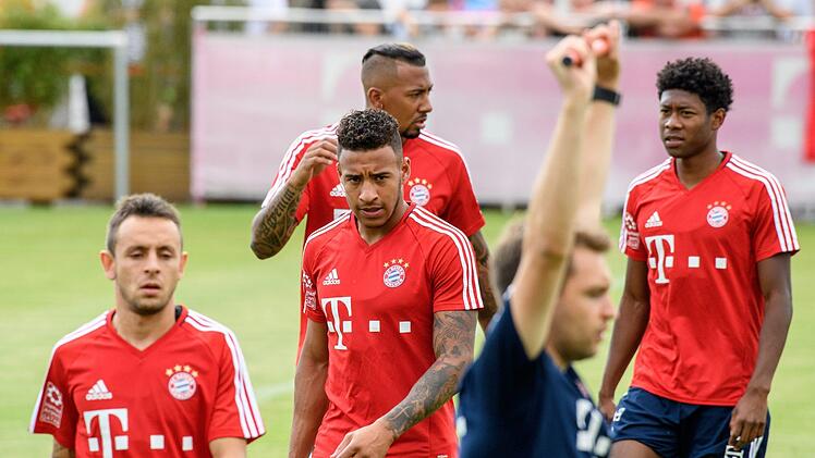 Rafinha (links), hier beim Auftakttraining für die Saison 2017/2018. Foto: dpa