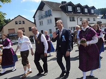 An der Spitze des farbenfrohen Festzuges, von links Bürgermeister Thomas Löffler, 1. Vorsitzender Manfred Fehn, Schirmherr und Landrat Klaus Löffler Foto: Karl-Heinz Hofmann