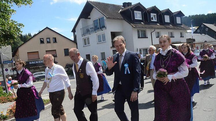 An der Spitze des farbenfrohen Festzuges, von links Bürgermeister Thomas Löffler, 1. Vorsitzender Manfred Fehn, Schirmherr und Landrat Klaus Löffler Foto: Karl-Heinz Hofmann