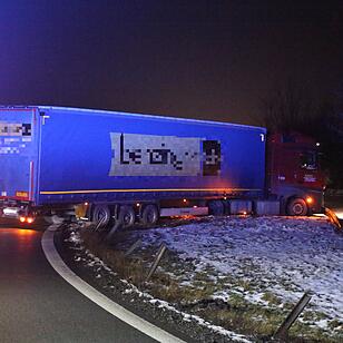 Sattelzug walzt Leitplanke nieder