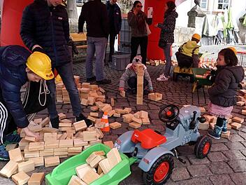 Am Baumobil herrschte emsiges Treiben.  Fotos: Richard Sänger