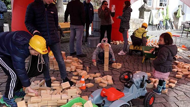 Am Baumobil herrschte emsiges Treiben.  Fotos: Richard Sänger