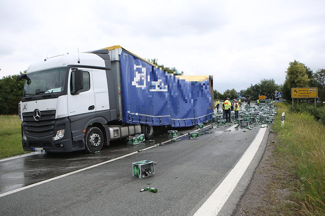 Bierlaster verunglückt auf A70: Hunderte Kästen Bier auf der Autobahn