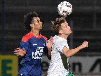 Der Friesener Yannik Stumpf (rechts) kann den Ball elegant gegen den Obermainer Dheyaa Al Lami abfangen. Foto: Gunther Czepera