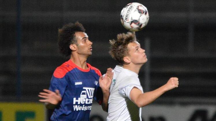 Der Friesener Yannik Stumpf (rechts) kann den Ball elegant gegen den Obermainer Dheyaa Al Lami abfangen. Foto: Gunther Czepera