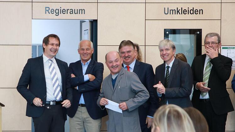Hausmeister Manfred Ott (Mitte) hat sich enorm für den Turnhallenbau eingesetzt.  Dafür danketn ihm (von links) Bürgermeister Roland Wolfrum, Schulleiter Michael Pfitzner, Landrat Klaus Peter Schöllner, Regierungsvizepräsident Thomas Engel und 2. Bürgermeister Franz Schrepfer. Foto: Klaus Klaschka