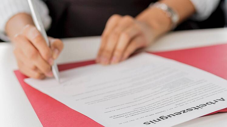 Was bedeuten Formulierungen im Arbeitszeugnis? Welche Codes sind Lob und welche sind Alarmwörter im Urteil des Chefs? Wir klären auf, was dahinter steckt. Foto: Monique Wuestenhagen