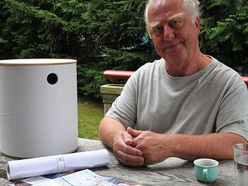 Peter Hufer hat Kleinmöbel aus Hartpapierhülsen entworfen - zum Beispiel diese Kinderhockerbox zum Bemalen. Foto: Ulrike Müller