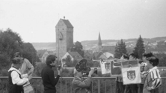 Ein Kamerateam des Bayerischen Rundfunks filmte den Beginn der Feierlichkeiten 1200 Jahre Münnerstadt im Jahr 1970. Daraus wurde ein achtminütiger Beitrag erstellt. Foto: Stadtarchiv Münnerstadt/Fuhrmann