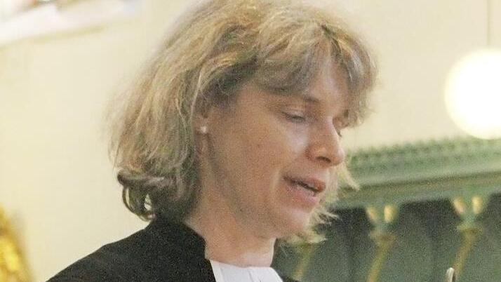 Gastronomen aus Kulmbach und Umgebung genossen die wohltuende Atmosphäre im ökumenischen Gottesdienst (Foto oben). Pfarrerin Katharina Winkler griff Worte aus Psalm 23 auf. Stadtpfarrer Hans Roppelt sprach den Gastronomen Mut zu. Der Vorsitzende des Hotel- und Gaststättenverbands, Stephan Ertl, sprach gemeinsam mit anderen Gastronomen Fürbitten (unten rechts). Fotos: S. Adam