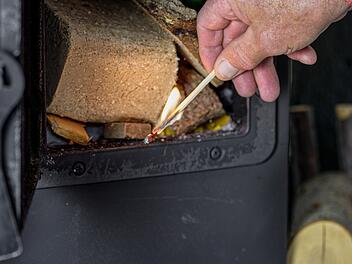 Im Kreis Ansbach hat sich ein 89-Jährige beim Schüren seiner Ofens tödliche Verletzungen zugezogen. Symbolfoto.