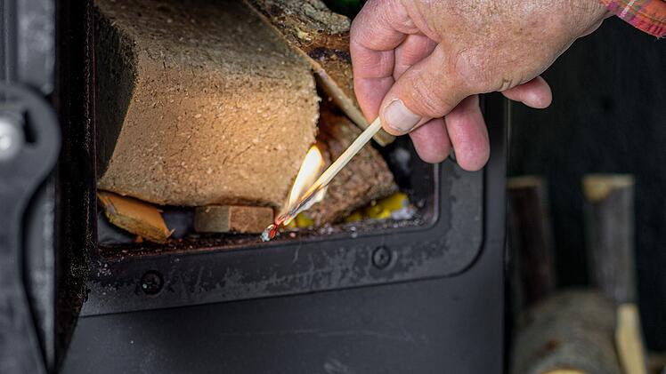 Im Kreis Ansbach hat sich ein 89-Jährige beim Schüren seiner Ofens tödliche Verletzungen zugezogen. Symbolfoto.