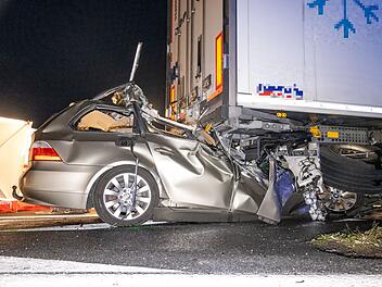 Erneut t&ouml;dlicher Autounfall auf A9 bei Schnaittach: Auto kracht ungebremst in Lastwagen-Heck