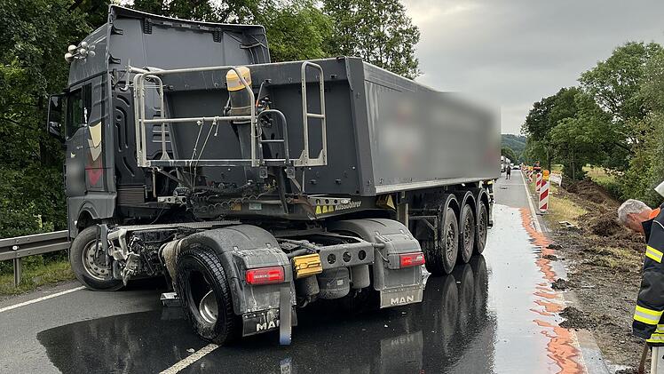 B303 bei Ludwigschorgast gesperrt: Auto kracht frontal gegen Lastwagen