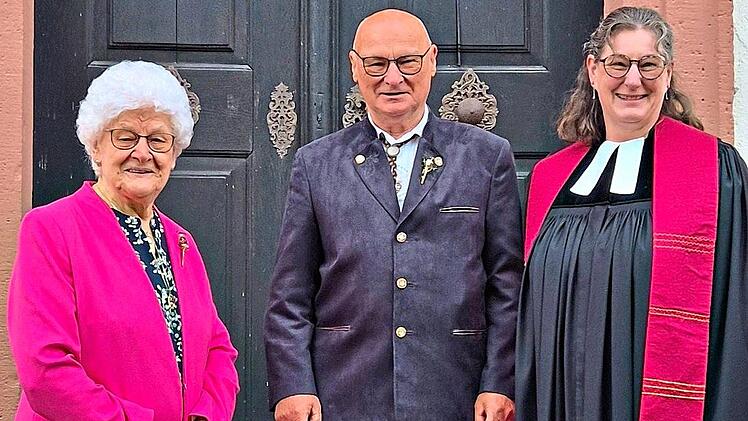 Gnadene Konfirmation feierte: Lieselotte Kohlhepp (links).