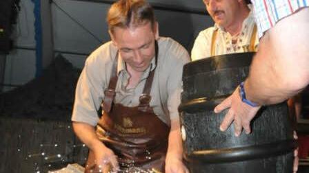 Eine Dusche gab es beim Anstich für Bürgermeister Tritthart, Festwirt Gschrey und Brauerei-Chef Kitzmann.