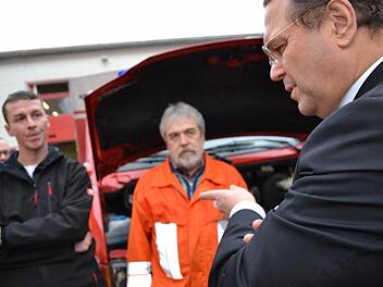 Kommandant Jörg Schneider und Berthold Hofmann diskutieren mit Bundesinnenminister Hans Peter Friedrich. Foto: Kataharina Müller-Sanke