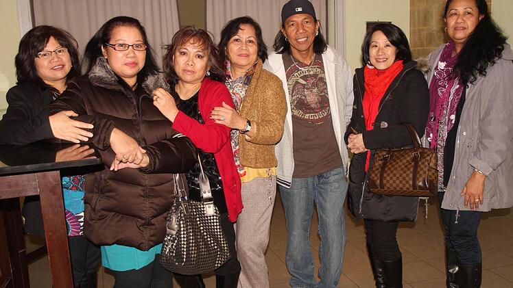 Theresa Kaiser (links) und andere Philippina mit Liza (Zweite von links), deren Mutter und Geschwister ihr ganzes Hab und Gut verloren haben.