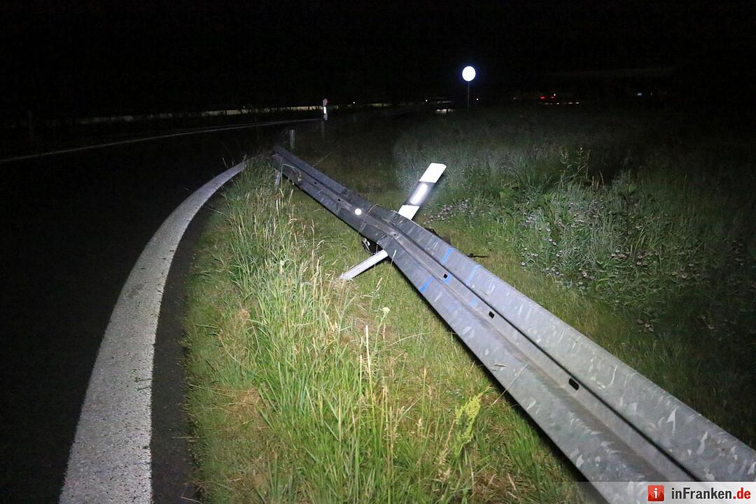 Auto rast auf A73 über Leitplanke