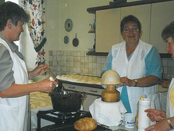 Aus dem Vereinsarchiv stammt dieses Bild vom Küchla-Backen zum 30. Jubiläum des Clubs.  Fotos: privat