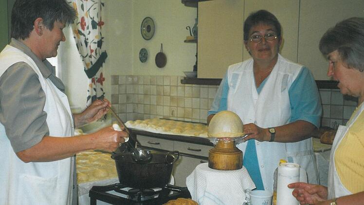 Aus dem Vereinsarchiv stammt dieses Bild vom Küchla-Backen zum 30. Jubiläum des Clubs.  Fotos: privat
