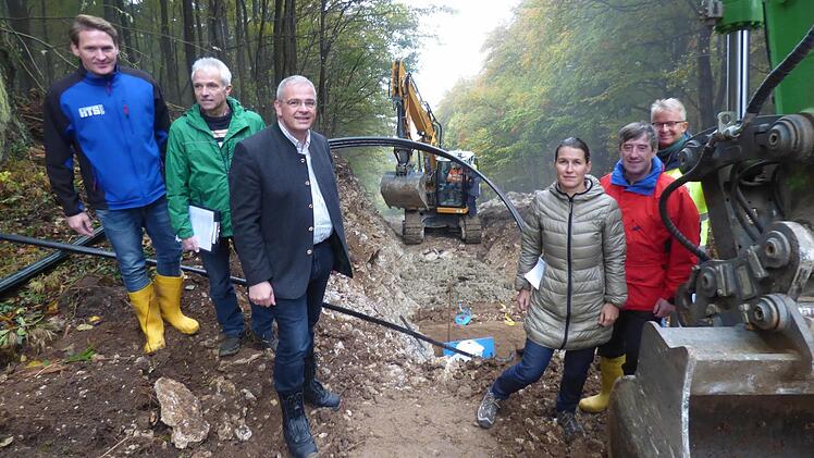 Im Steilhang an der Wallerwarte (von links) Jürgen Dresser von der Firma ATS, Ing. Norbert Winter, Wiesentgruppenchef Hanngörg Zimmermann, seine Stellvertreterin und Ebermannstadter Bürgermeisterin, Chistiane Meyer, sowie Günter Prem und Michael Richter vom Wasserwirtschaftsamt Kronach.  Foto: Thomas Weichert