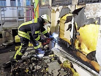 Das Feuer breitete sich über das Holzständerwerk aus.  Fotos: Feuerwehr/Stefan Brunner