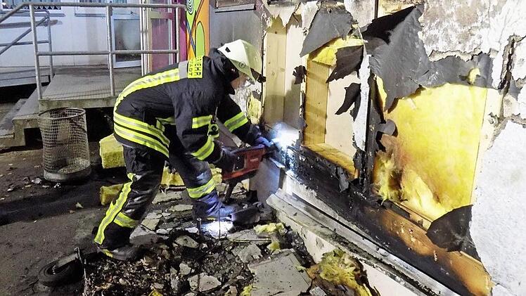 Das Feuer breitete sich über das Holzständerwerk aus.  Fotos: Feuerwehr/Stefan Brunner