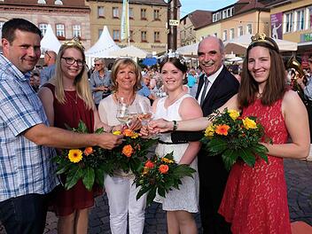 Stefan Ruppert, Miriam Gössmann-Schmitt, Rita Schaupp, Annika Kuchenbrod, Adolf Steinmann und Marlene Büttner stoßen an.Foto: Gerd Schaar